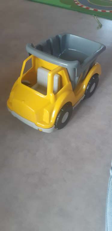 Camion de chantier jaune et gris